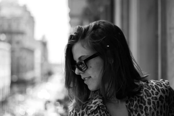 Mujer Joven Elegante Camisa Estampada Leopardo Balcón Con Vista Calle — Foto de Stock