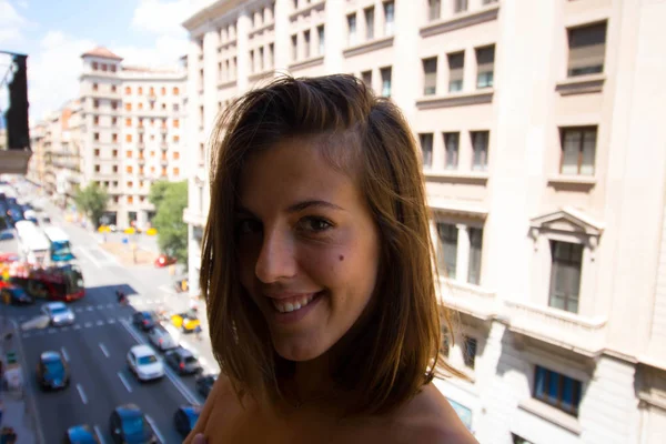 Mujer Romántica Joven Balcón Con Vista Calle Ciudad — Foto de Stock