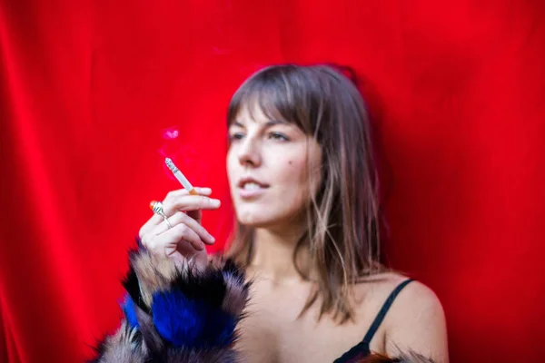 Retrato Borroso Mujer Abrigo Piel Fumar Cigarrillo Sobre Fondo Rojo — Foto de Stock