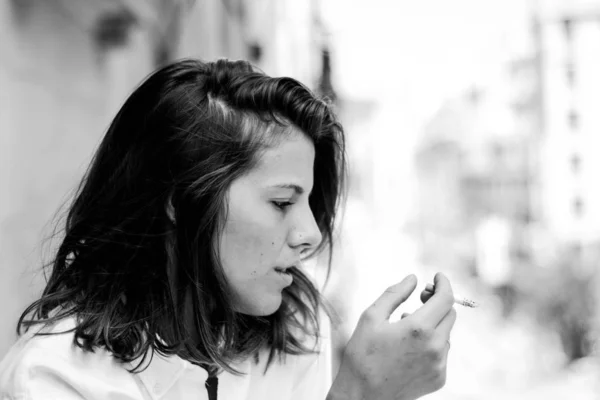 Retrato Jovem Fumando Cigarro Varanda — Fotografia de Stock