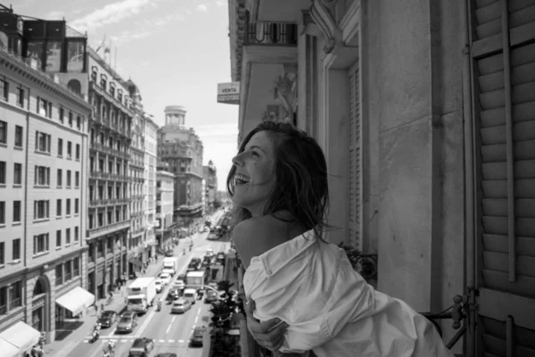 Mujer Romántica Sonriente Camisa Masculina Blanca Mirando Calle Desde Balcón — Foto de Stock