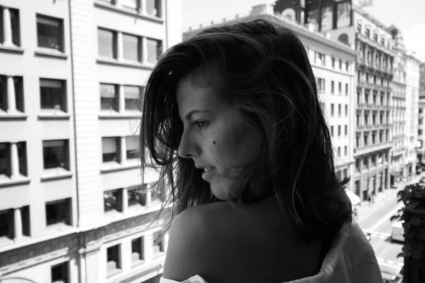 Şehir sokak manzaralı balkonda genç romantik kadın