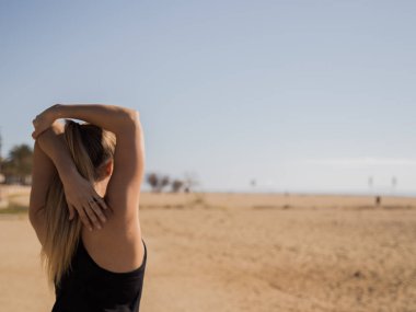 arkadan görünüşü silah sahilde uzanan kadın