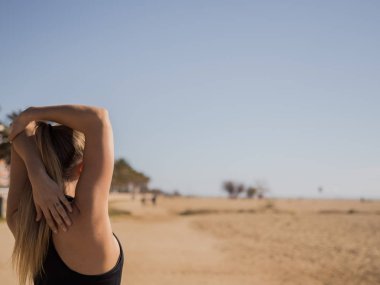 Arkadan ellerini sahilde uzanan sporcumuz görünüşü