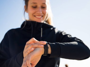 gülümseyen sporcumuz kol saati görünümlü seçici odak