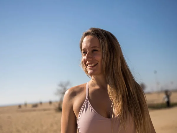 Hermosa Mujer Joven Feliz Sujetador Deportivo —  Fotos de Stock