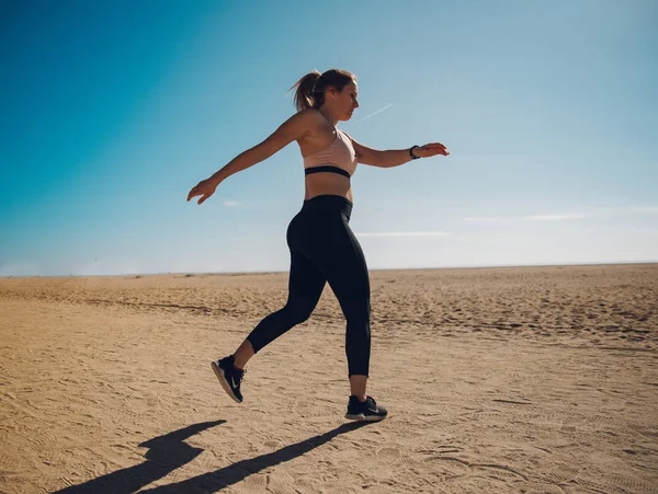 Young Sportswoman Training Sandy Beach — Stock Photo, Image