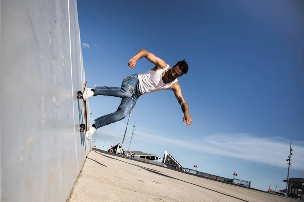 Mužský Skateboardista Skákající Zdi Městském Místě — Stock fotografie