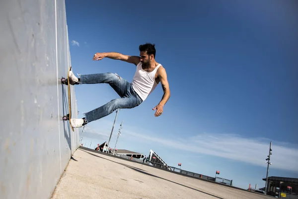 Skateboarder Springt Stadtplatz Auf Mauer — Stockfoto