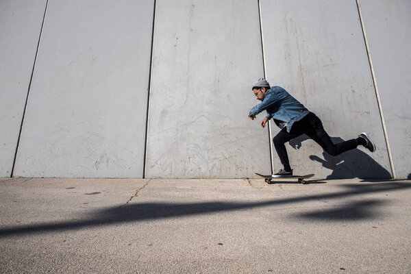 скейтбординг у стены в городском месте
