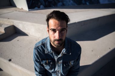 denim ceket sakallı adam portre