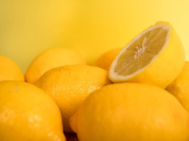 taze limon sarı arka plan üzerinde izole