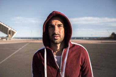 hoodie içinde yakışıklı sakallı adam şehirde poz