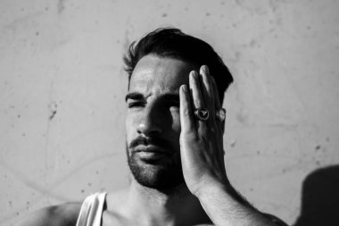 Duvar, siyah beyaz fotoğraf yakın poz yakışıklı sakallı adam portre 