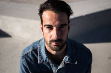 denim ceket yakışıklı sakallı adam portre