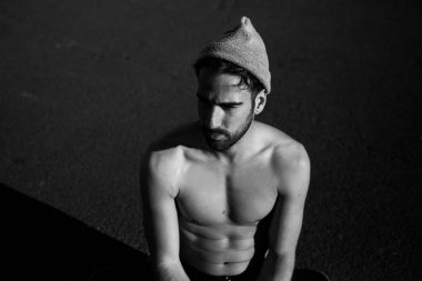 şapka, siyah ve beyaz fotoğraf yakışıklı gömleksiz adam 