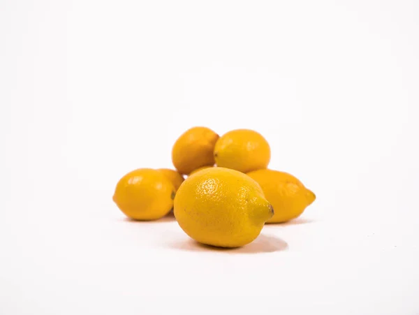 Limões Amarelos Isolados Sobre Fundo Branco — Fotografia de Stock