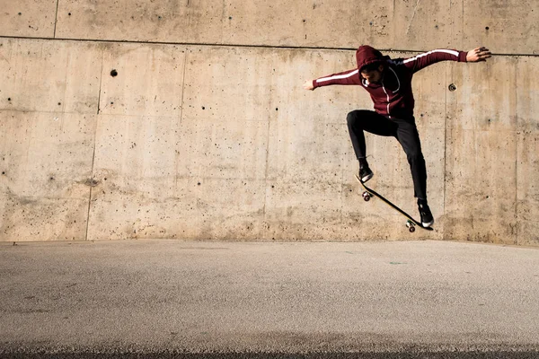Skateboarder Masculino Saltando Monopatín Lugar Urbano — Foto de Stock