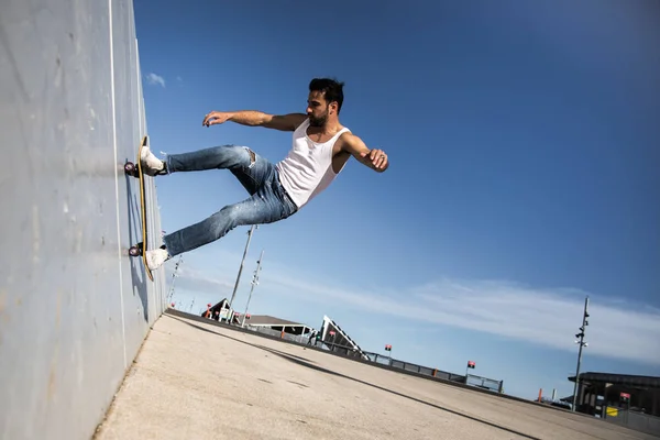 Skateboarder Springt Auf Skateboard Der Stadt — Stockfoto