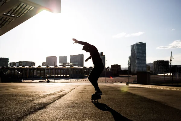 Mężczyzna Skater Skateboarding Miejskim Miejscu Tyłu Światła — Zdjęcie stockowe