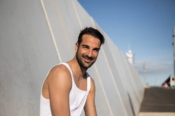 Hombre Barbudo Feliz Posando Cerca Pared — Foto de Stock