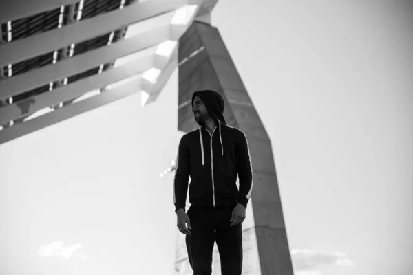 Homem Esportivo Com Capuz Posando Perto Edifício Urbano Preto Branco — Fotografia de Stock