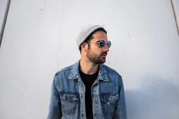 Retrato Hombre Barbudo Guapo Posando Chaqueta Mezclilla Gafas Sol Sombrero — Foto de Stock