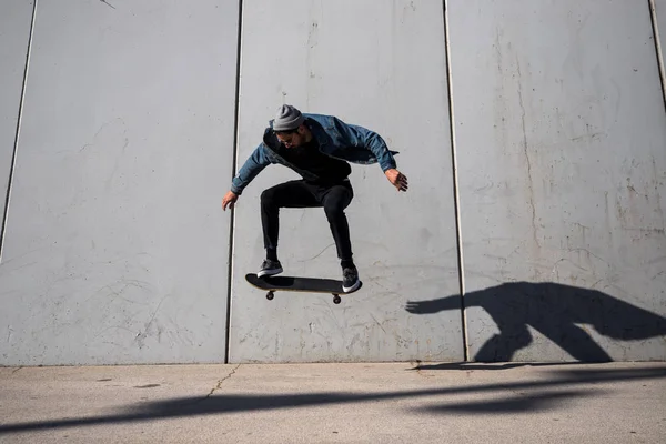 Skateboarder Springt Auf Skateboard Der Stadt — Stockfoto