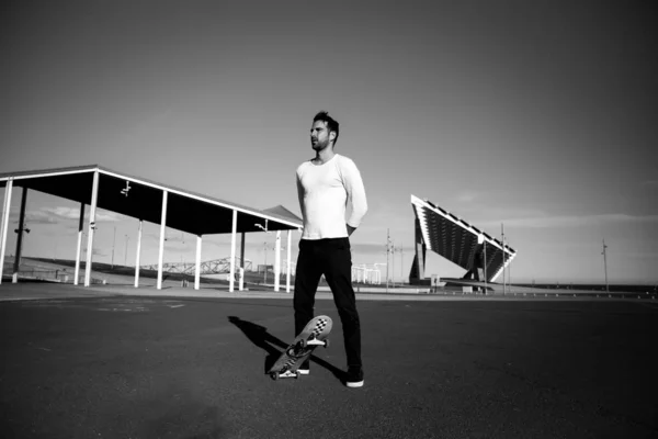 男性滑板在城市的地方 黑白照片 — 图库照片