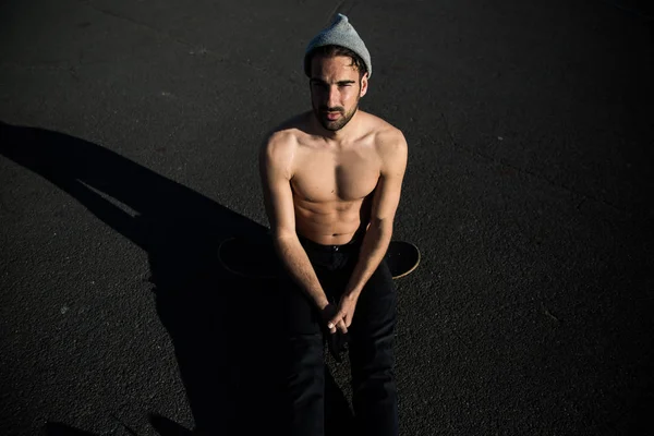 Bel Homme Torse Dans Chapeau Assis Sur Planche Roulettes — Photo