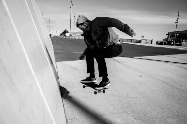 Skateboarder Masculino Saltar Monopatín Lugar Urbano Foto Blanco Negro — Foto de Stock