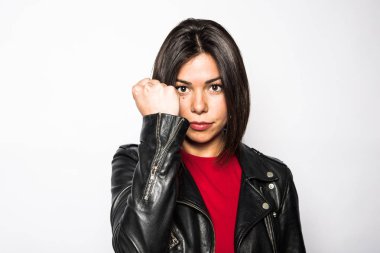 Koyu saçlı beyaz arka planda poz ile güzel kadın