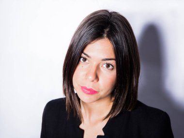 Koyu saçlı beyaz arka planda poz ile güzel kadın