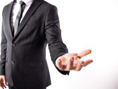 beyaz izole siyah takım elbiseli işadamı kırpılmış çekim