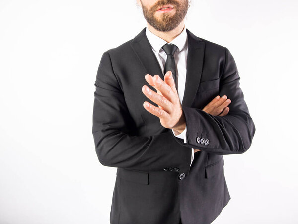 обрезанный снимок бородатого бизнесмена в черном костюме, изолированный на белом
