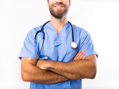 stetoskoplu mavi bir tıbbi üniforma giyen adam