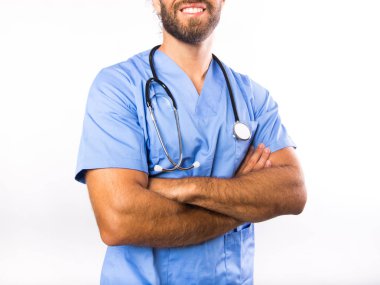 stetoskoplu mavi bir tıbbi üniforma giyen adam