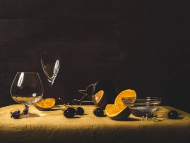 Portakal ve kiraz bir masada sunulan