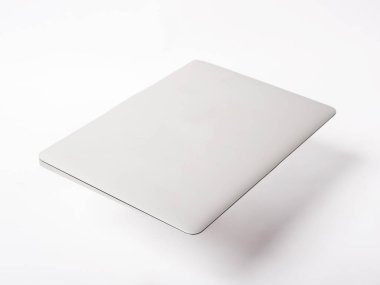 beyaz arka planile gri dizüstü bilgisayar