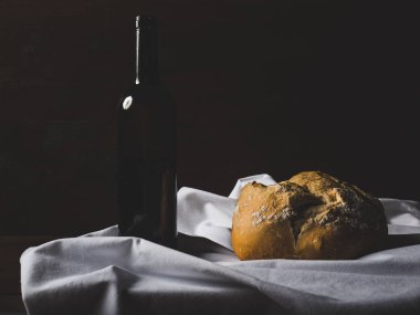 Masada bir şarap ve ekmek