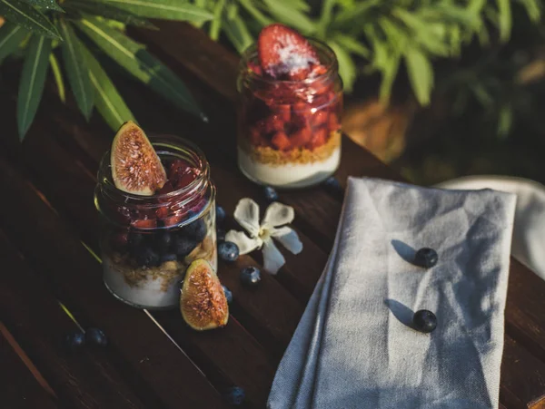 çilek, yaban mersini ve incir ile lezzetli granola