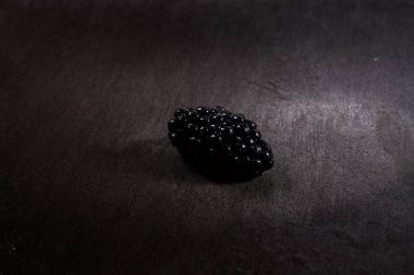 Siyah arka planda izole edilmiş taze bir Blackberrie.