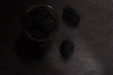 Cam kasede taze böğürtlen