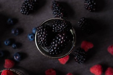 Cam kasede taze böğürtlen