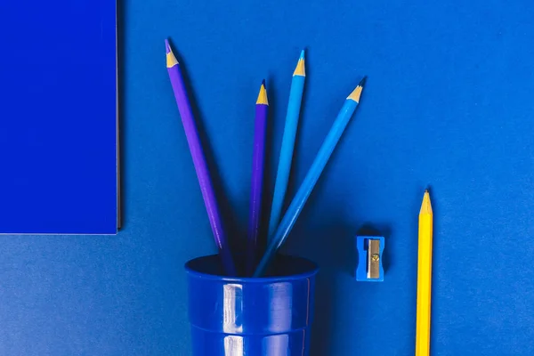 Material Escolar Sobre Fundo Azul — Fotografia de Stock