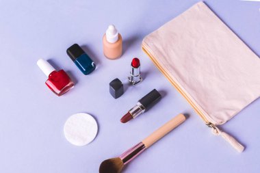 Mavi arka planda bir şeyler uydur