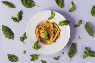 Masada fesleğenli makarna.