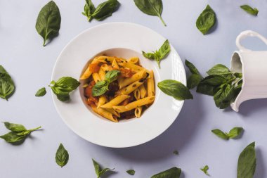 Masada fesleğenli makarna.