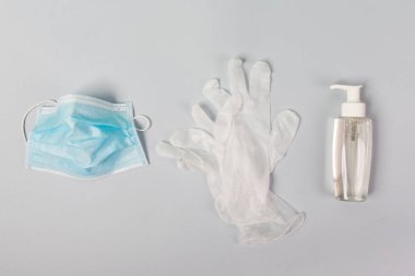 Gri arkaplanda Coronavirus için tıbbi ekipman