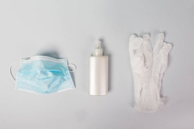 Gri arkaplanda Coronavirus için tıbbi ekipman